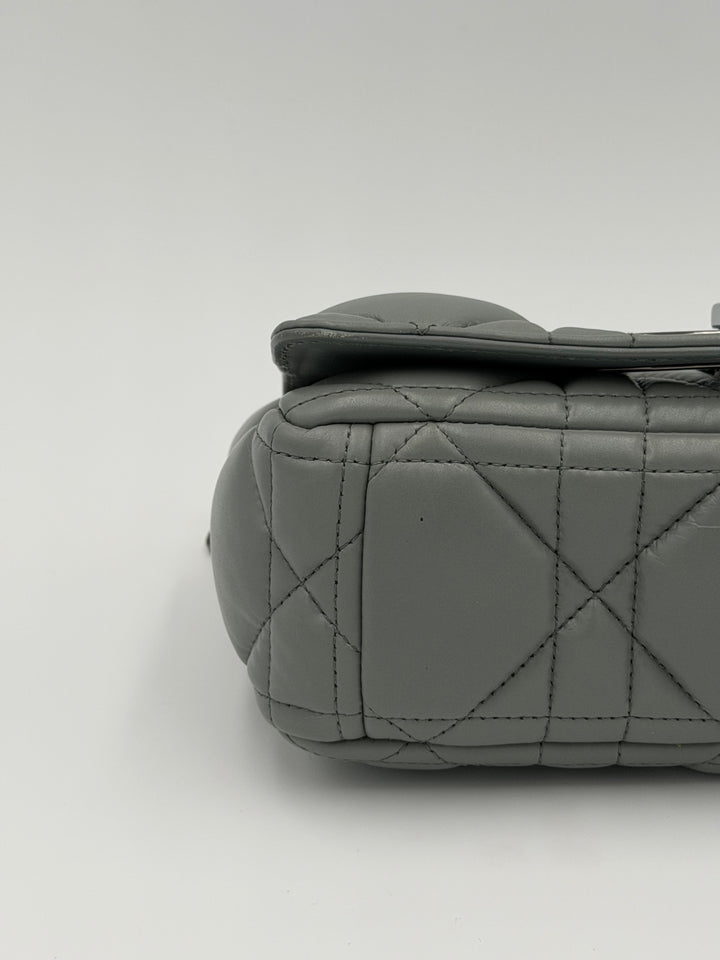 Dior Caro Flap piccola in pelle