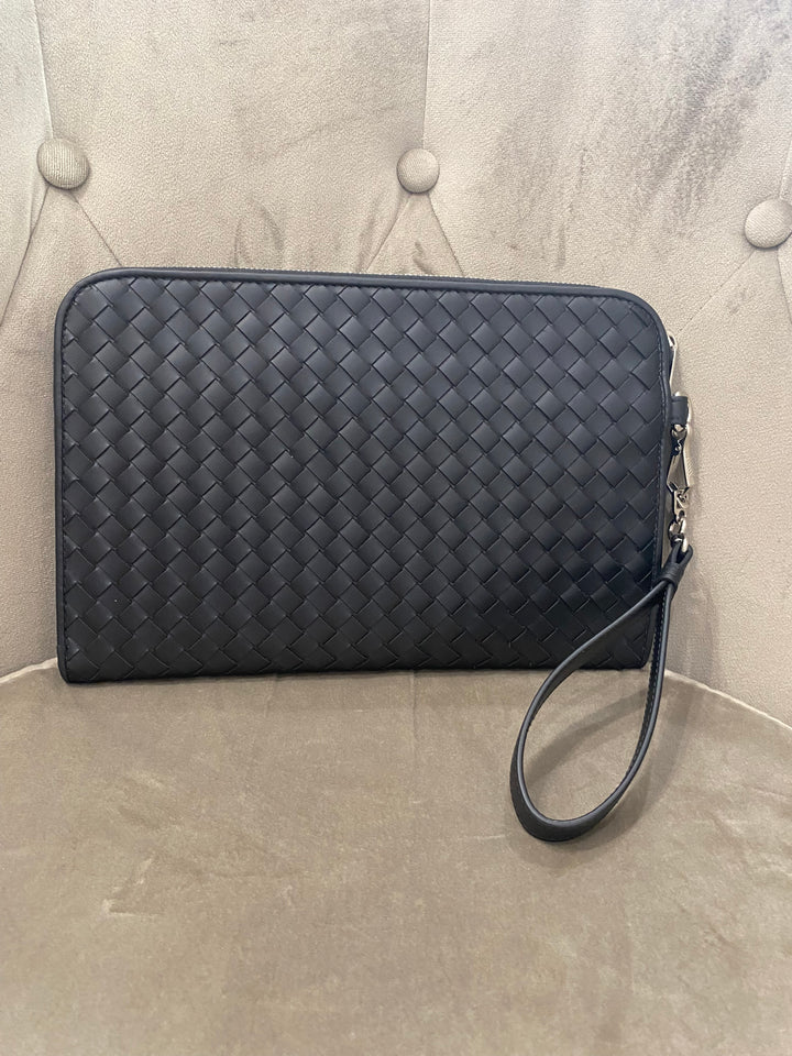 Pochette Bottega Veneta in pelle intrecciata nera