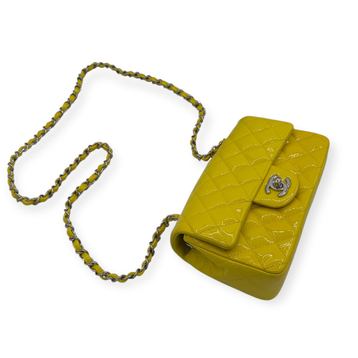 Chanel Mini Timeless in pelle verniciata