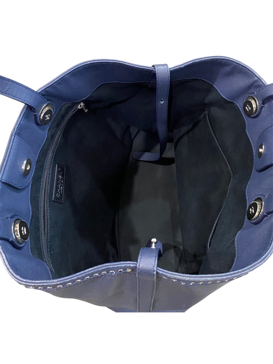 CHANEL
Grande shopper borchiata