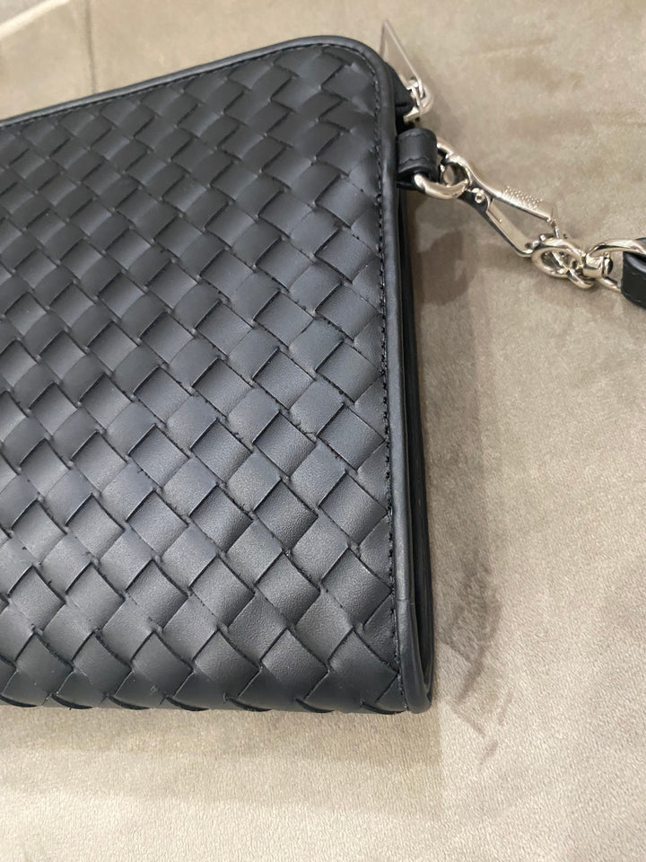 Pochette Bottega Veneta in pelle intrecciata nera