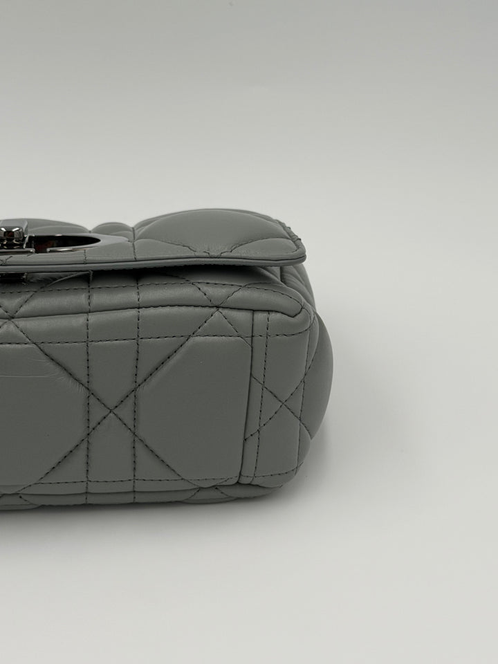Dior Caro Flap piccola in pelle