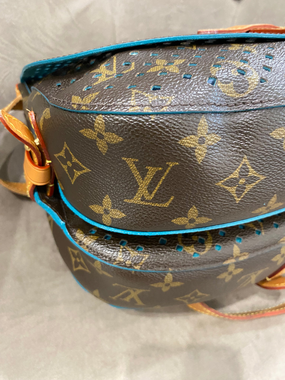 Louis Vuitton Borsa Saumur 30 in tela e pelle con Monogram traforato