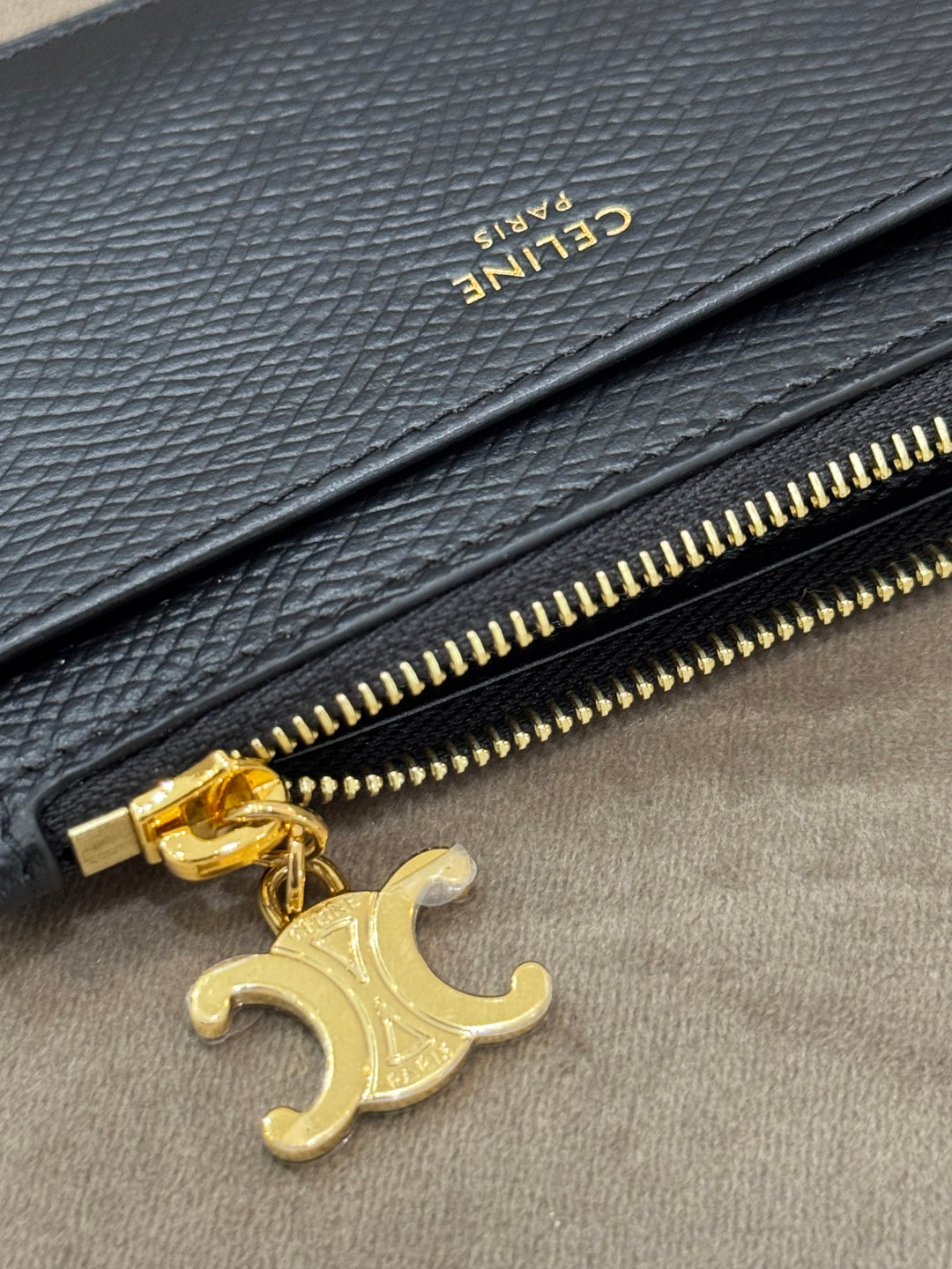Porta carte Céline con zip e charm