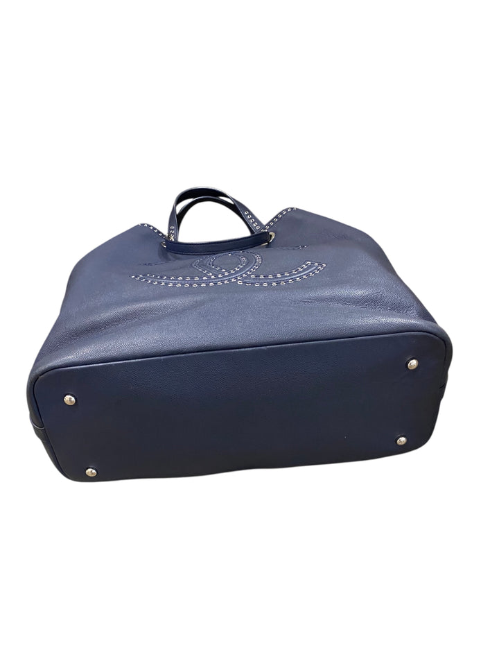 CHANEL
Grande shopper borchiata