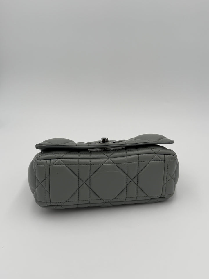 Dior Caro Flap piccola in pelle