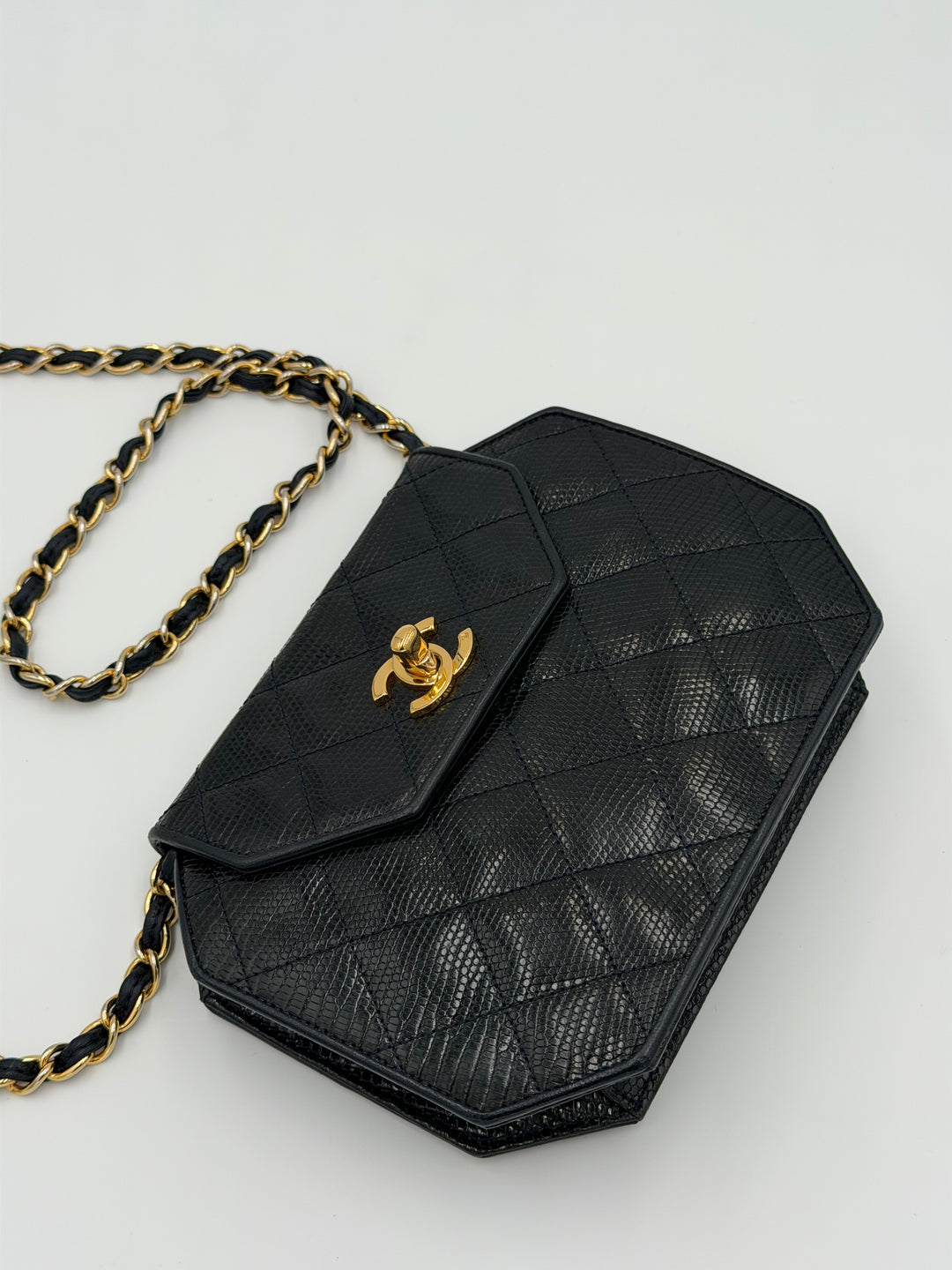 Chanel Pochette Vintage in Pelle di Lucertola Blu Notte (vista 2)