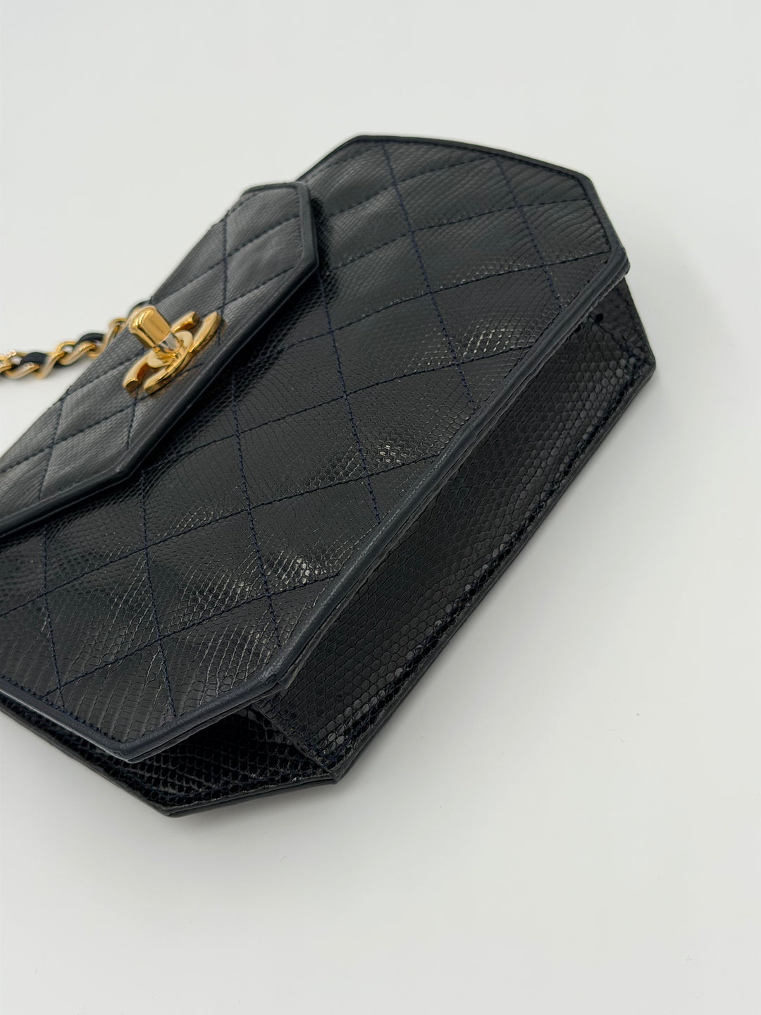 Chanel Pochette Vintage in Pelle di Lucertola Blu Notte (vista 7)