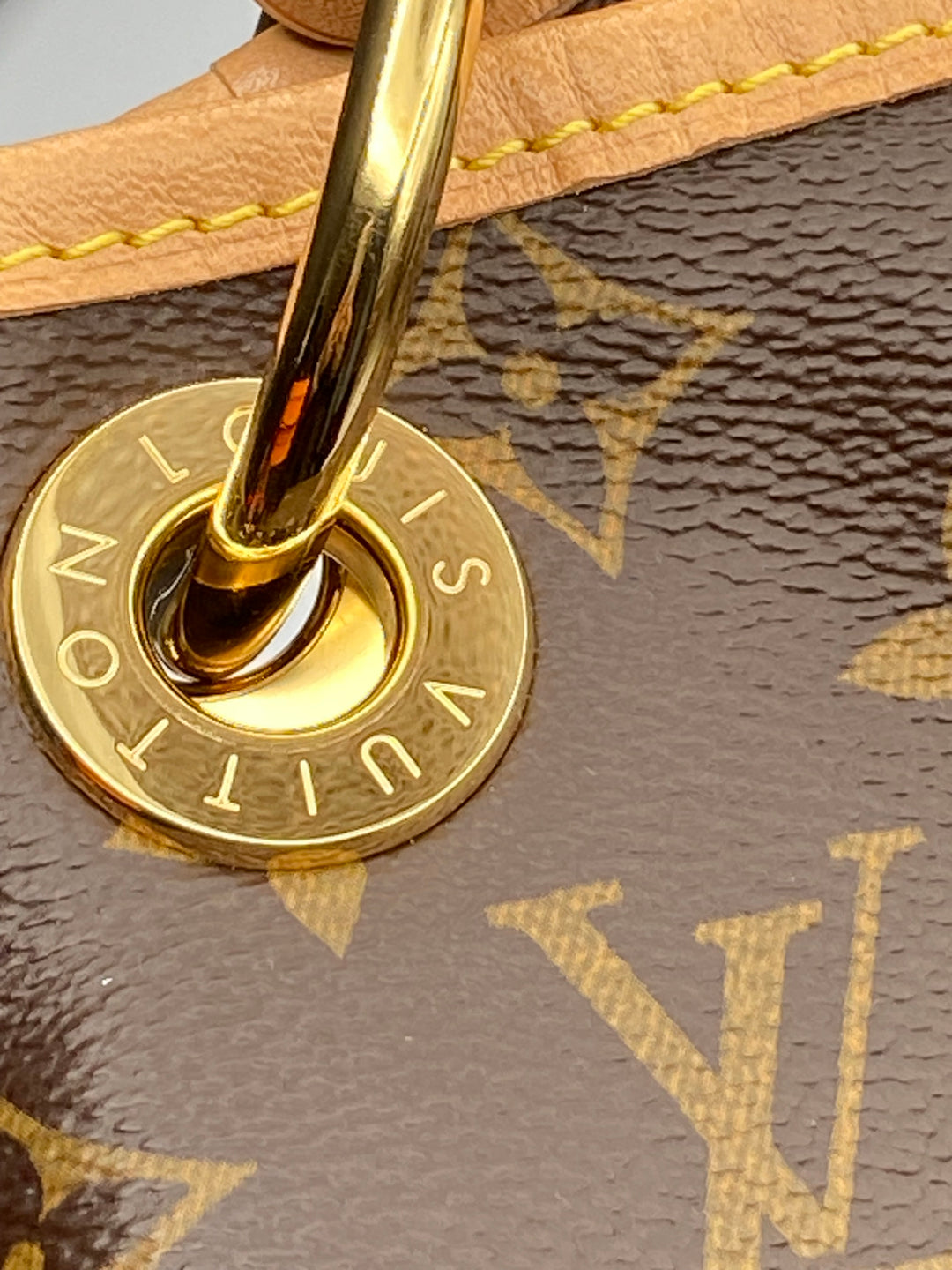 LOUIS VUITTON
Borsa Artsy MM in tela monogram