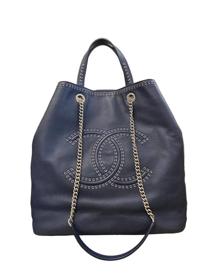 CHANEL
Grande shopper borchiata