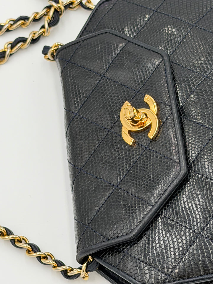 Chanel Pochette Vintage in Pelle di Lucertola Blu Notte (vista 3)