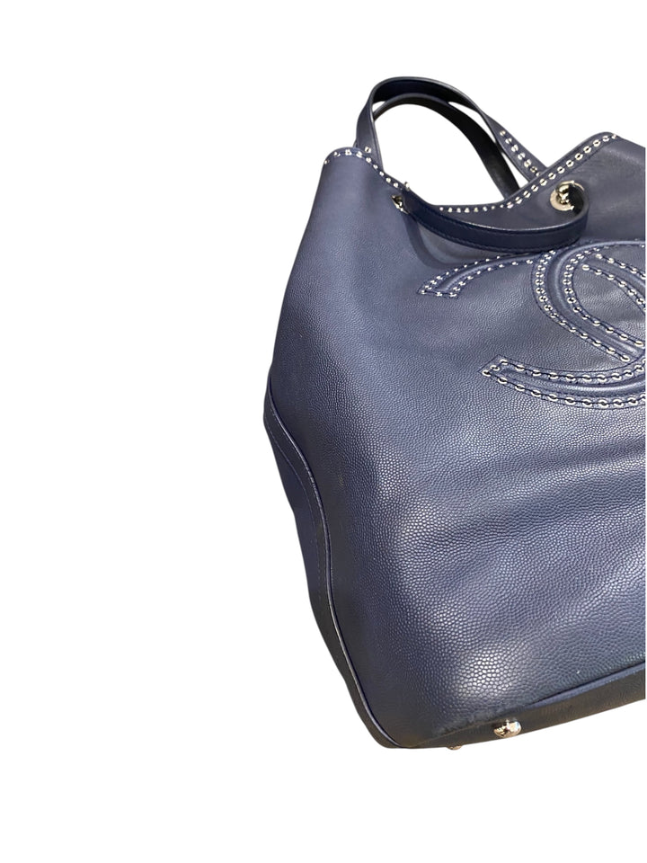 CHANEL
Grande shopper borchiata