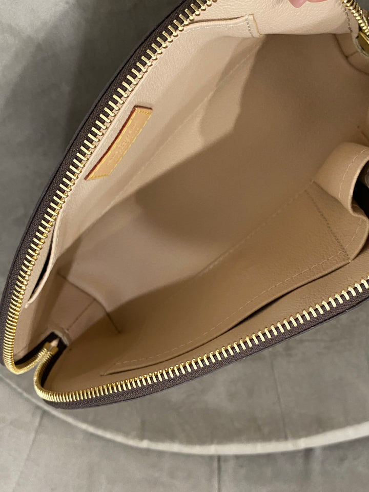 Louis Vuitton Pochette Cosmetique  MM