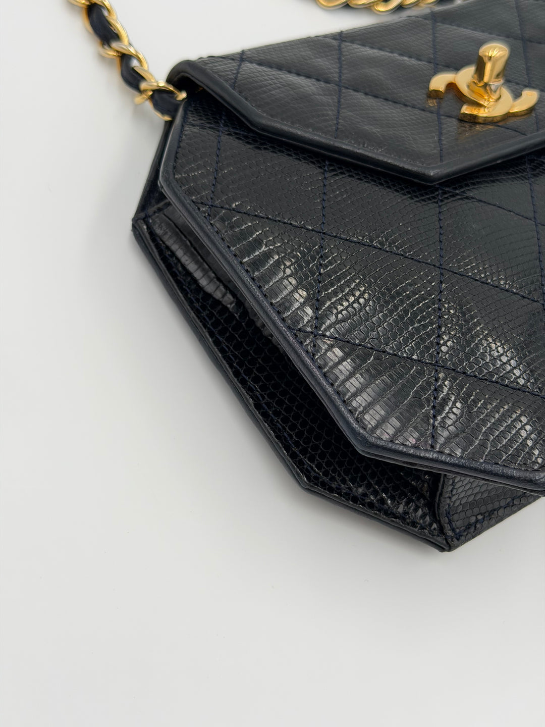 Chanel Pochette Vintage in Pelle di Lucertola Blu Notte (vista 6)