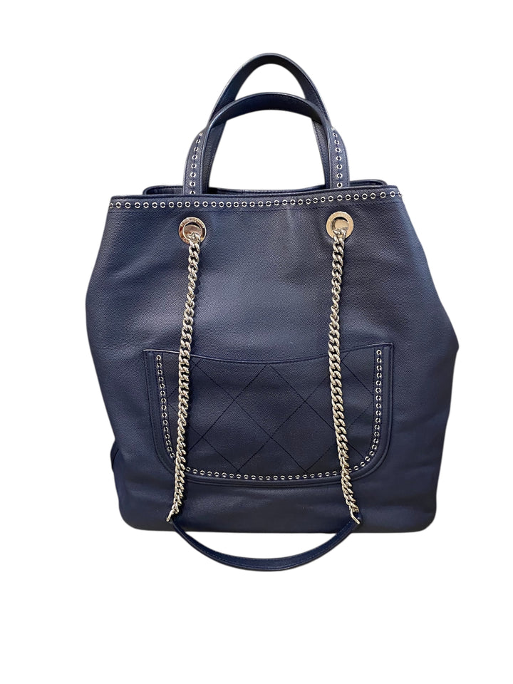 CHANEL
Grande shopper borchiata