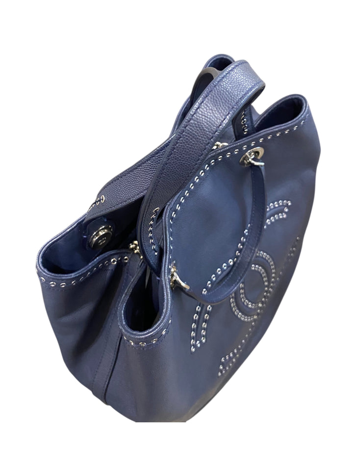 CHANEL
Grande shopper borchiata