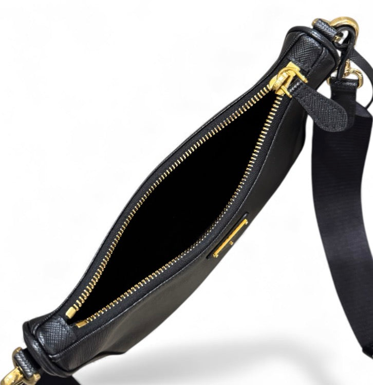 Prada Re-Edition 2005 in Pelle Saffiano