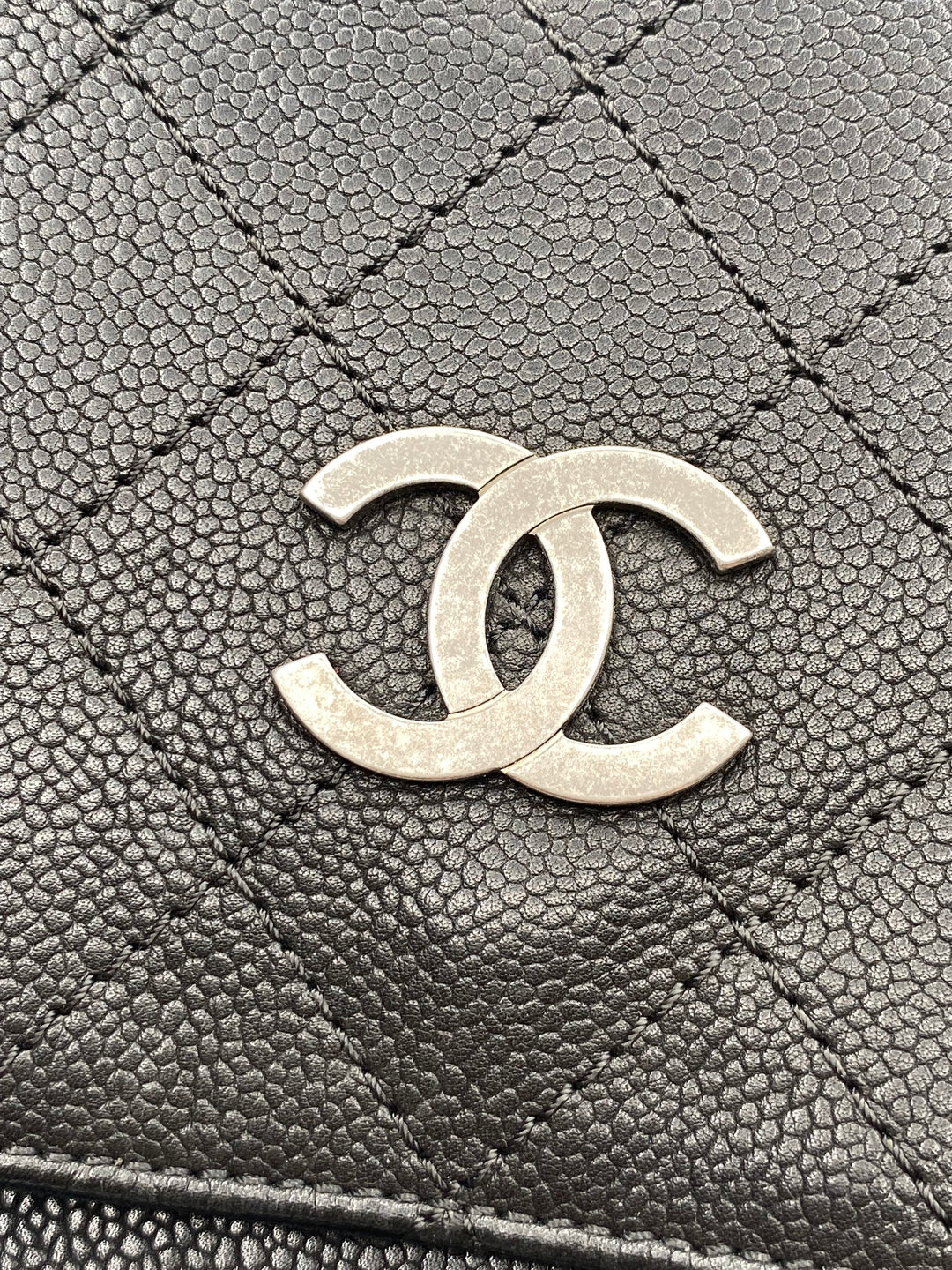 Chanel Borsa shopper in pelle martellata