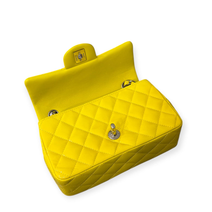 Chanel Mini Timeless in pelle verniciata