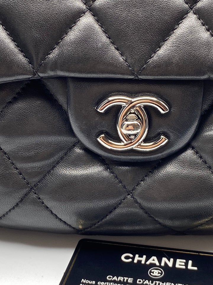 Borsa Chanel Timeless in pelle matelassé con soffietto - Dettaglio catena e logo CC in metallo dorato - Iconica borsa senza tempo vintage retrò