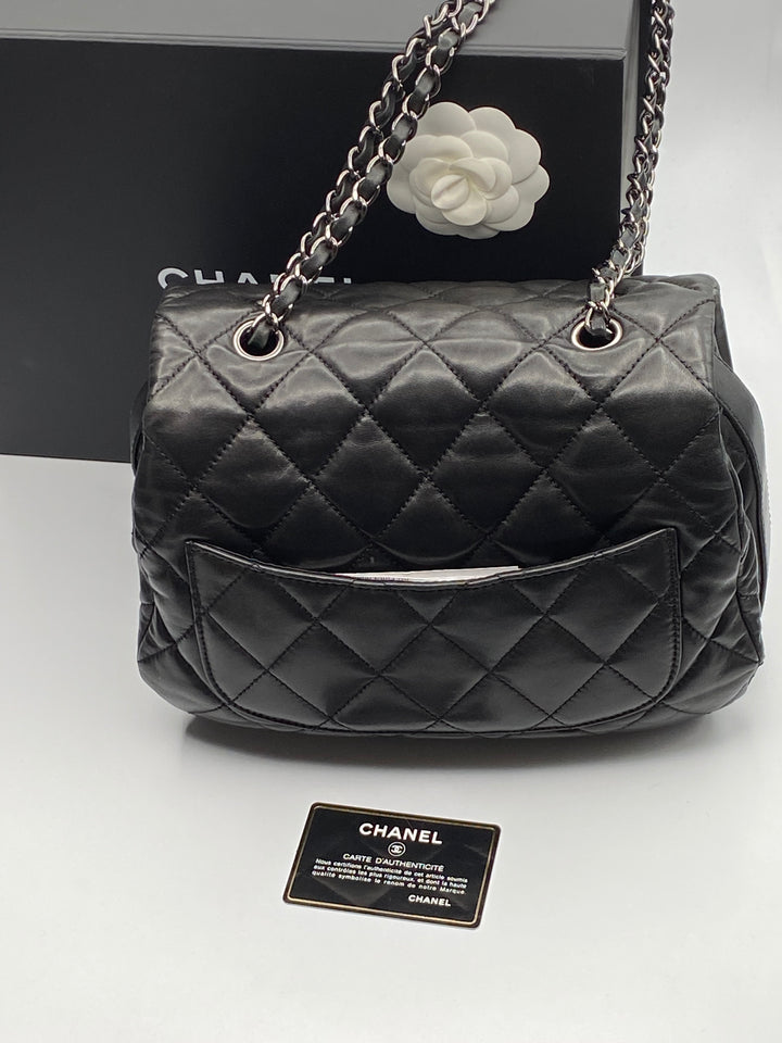 Borsa Chanel Timeless in pelle matelassé con soffietto - Dettaglio catena e logo CC in metallo dorato - Iconica borsa senza tempo vintage retrò