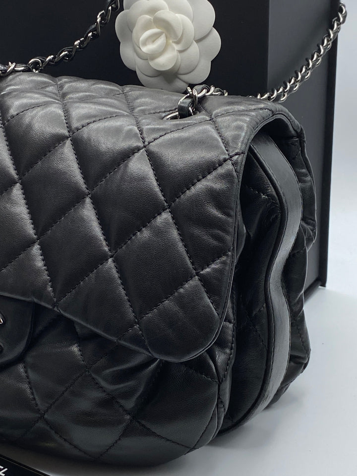 Borsa Chanel Timeless in pelle matelassé con soffietto - Dettaglio catena e logo CC in metallo dorato - Iconica borsa senza tempo vintage retrò