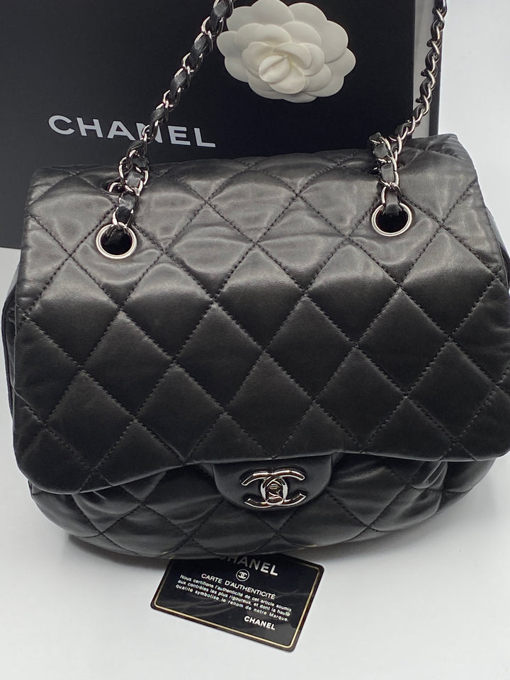 Borsa Chanel Timeless in pelle matelassé con soffietto - Dettaglio catena e logo CC in metallo dorato - Iconica borsa senza tempo vintage retrò